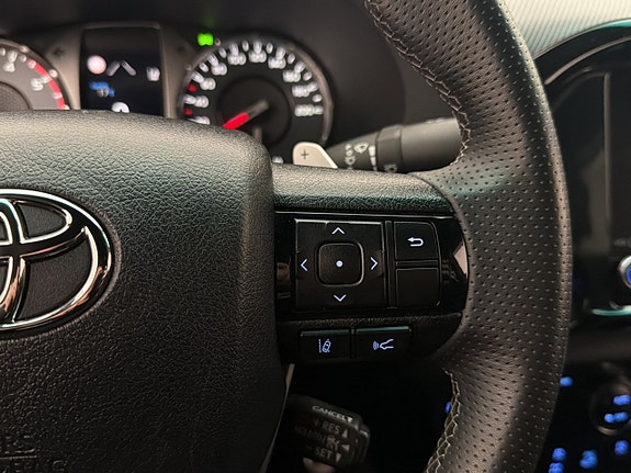 Toyota HiLux 23 of 30