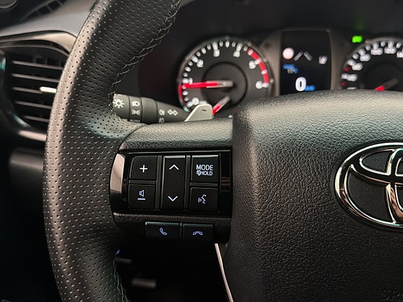 Toyota HiLux 21 of 30