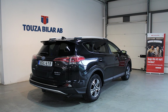 Toyota RAV4 2 of 23