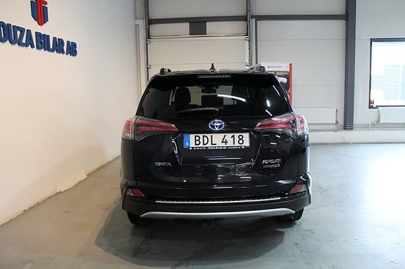 Toyota RAV4 6 of 23