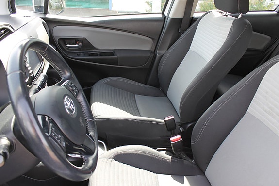Toyota Yaris 6 of 9