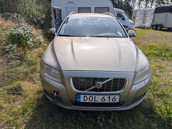 Volvo V70 2 of 8