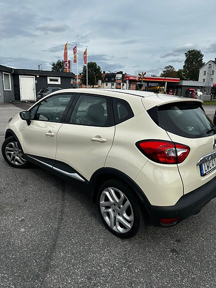 Renault Captur 3 of 4