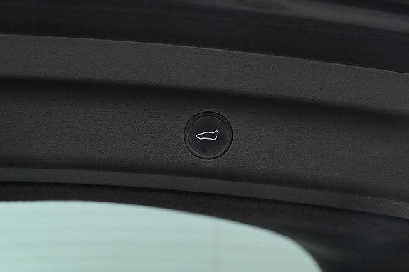 Tesla Model Y 24 of 27