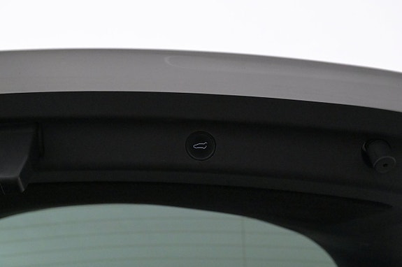 Tesla Model Y 23 of 27