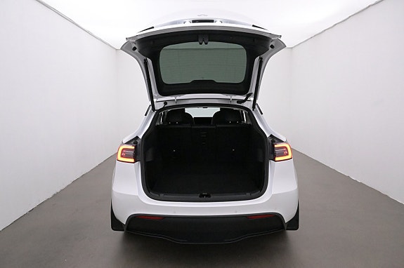 Tesla Model Y 22 of 27