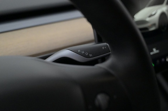 Tesla Model Y 8 of 27