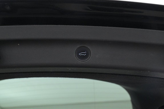Tesla Model Y 23 of 27