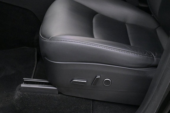 Tesla Model Y 9 of 27