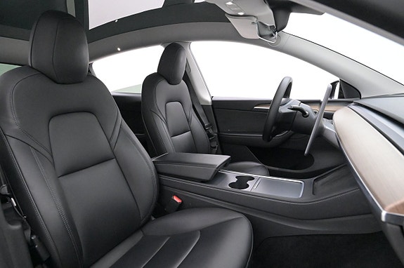 Tesla Model Y 10 of 27