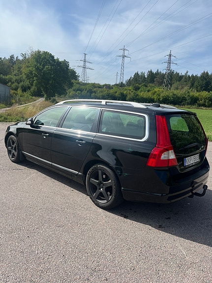 Volvo V70 2 of 6