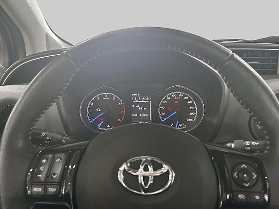 Toyota Yaris 15 of 19