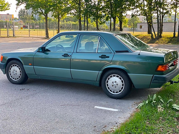 Mercedes-Benz 190 E 2 of 4