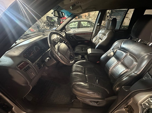 Jeep Grand Cherokee 9 of 11