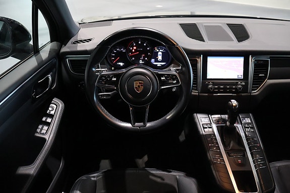 Porsche Macan 2 of 14