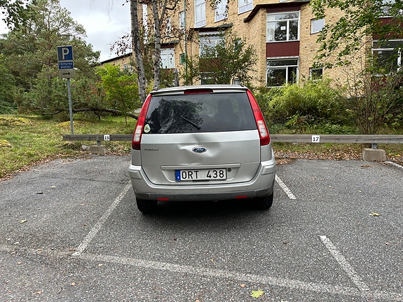 Ford Fusion 4 of 5