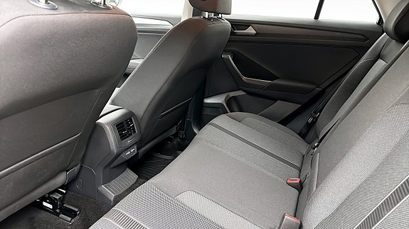 Volkswagen T-Roc 11 of 12