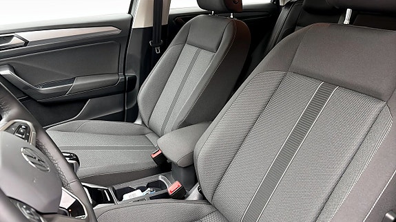 Volkswagen T-Roc 8 of 12
