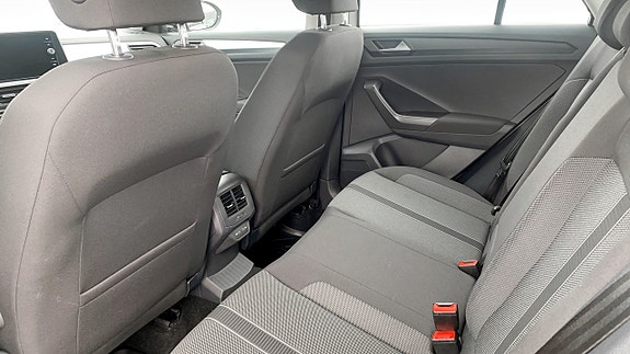 Volkswagen T-Roc 11 of 14