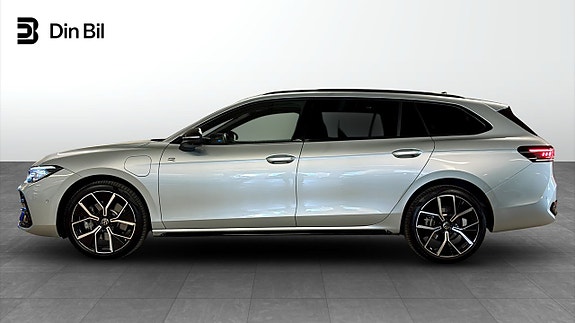 Volkswagen Passat 2 of 16