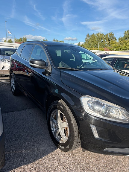 Volvo XC60 2 of 7