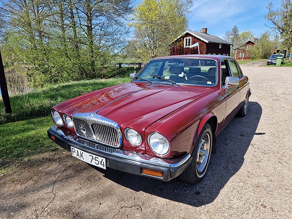 Jaguar XJ6 2 of 6