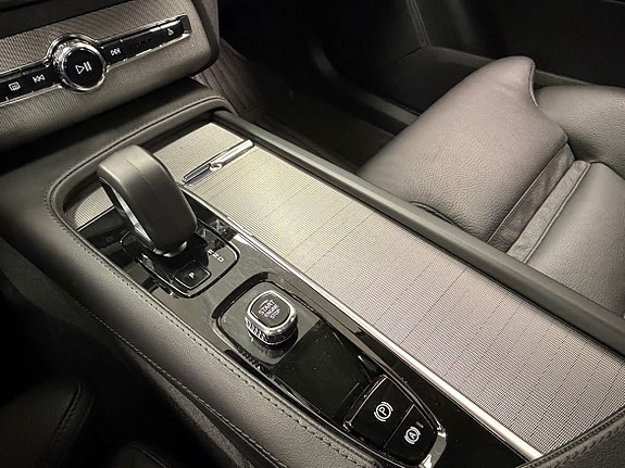 Volvo XC90 16 of 25