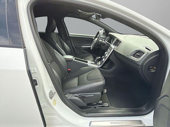 Volvo S60 Cross Country 7 of 27