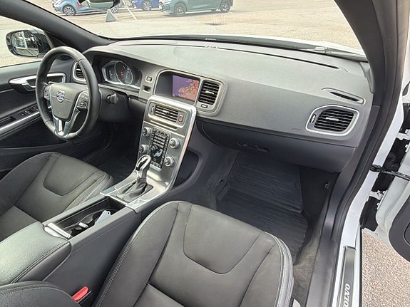 Volvo S60 Cross Country 13 of 27