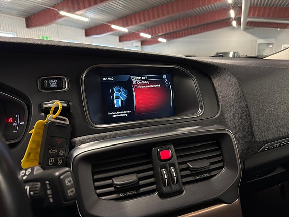 Volvo V40 Cross Country 14 of 19