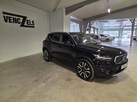 Volvo XC40 2 of 12