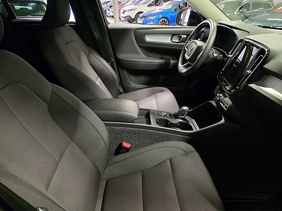 Volvo XC40 7 of 12