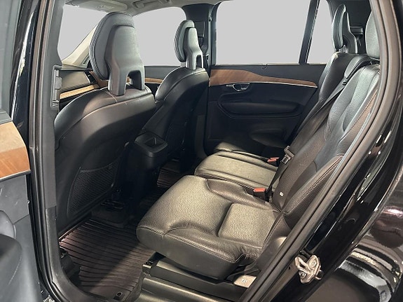 Volvo XC90 10 of 18