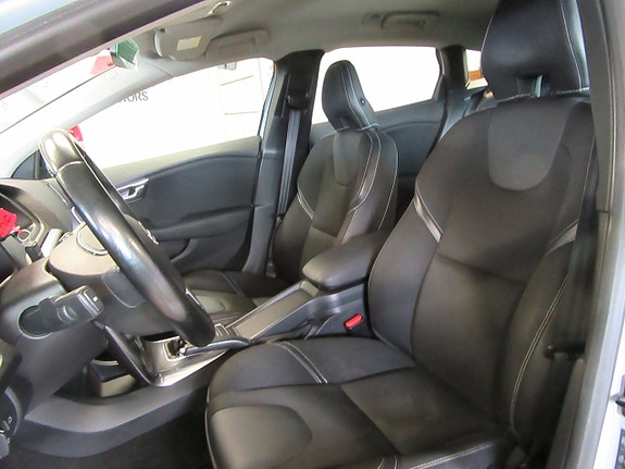 Volvo V40 3 of 4