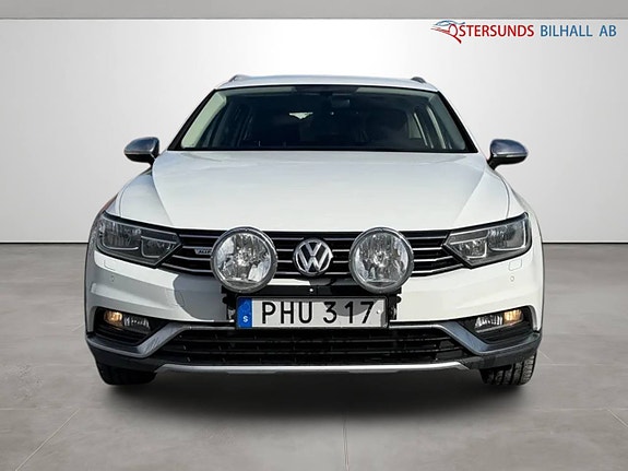 Volkswagen Passat Alltrack 2 of 11
