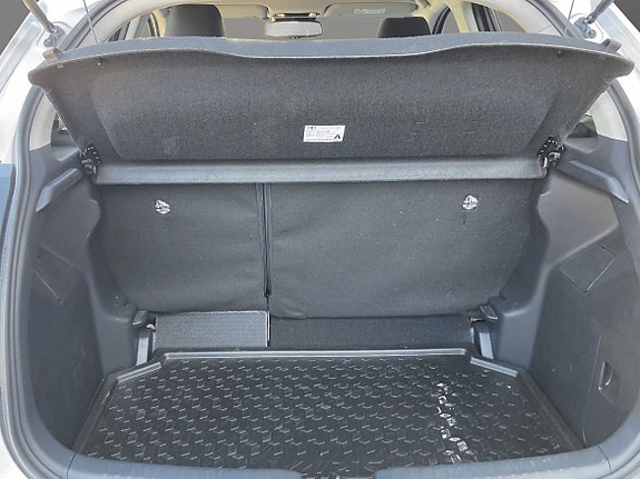 Toyota Yaris 11 of 11