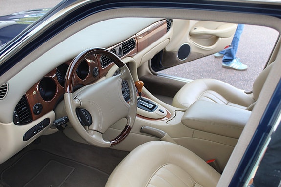 Jaguar XJ 4 of 15
