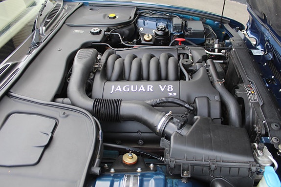 Jaguar XJ 13 of 15