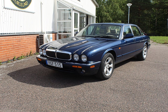 Jaguar XJ 3 of 15