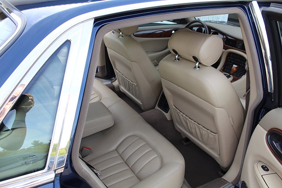 Jaguar XJ 9 of 15