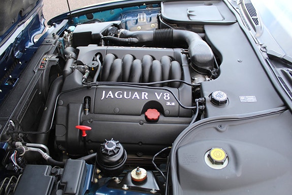 Jaguar XJ 12 of 15