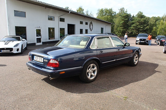Jaguar XJ 7 of 15