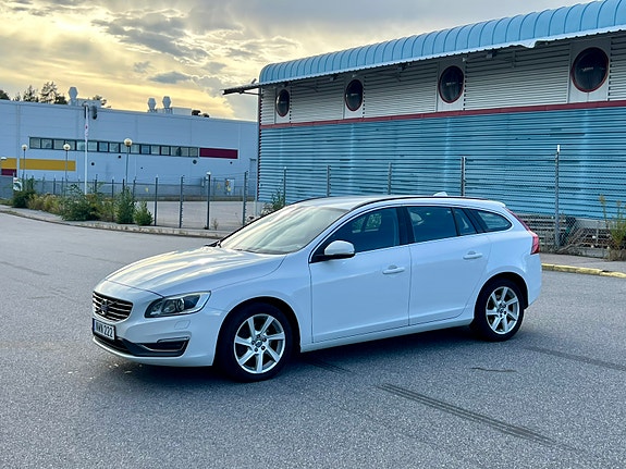 Volvo V60 2 of 10