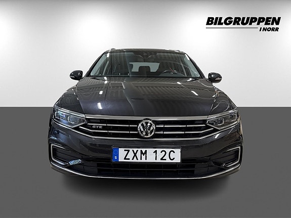 Volkswagen Passat 2 of 19