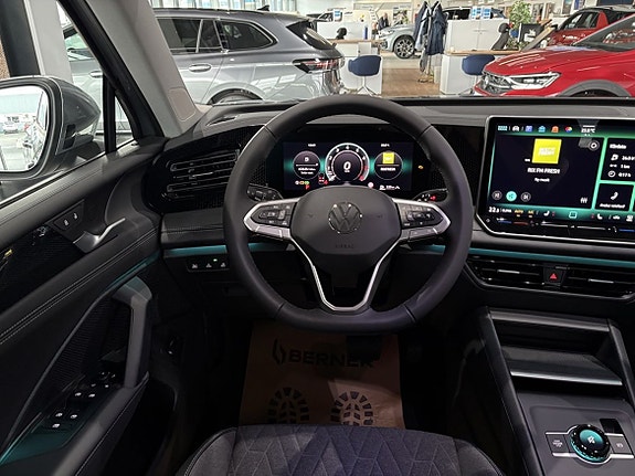 Volkswagen Tiguan 3 of 21