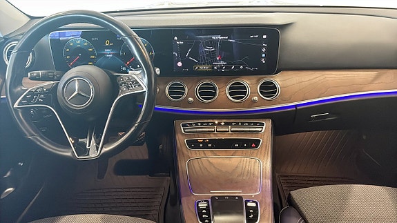 Mercedes-Benz E300 de 4 of 12