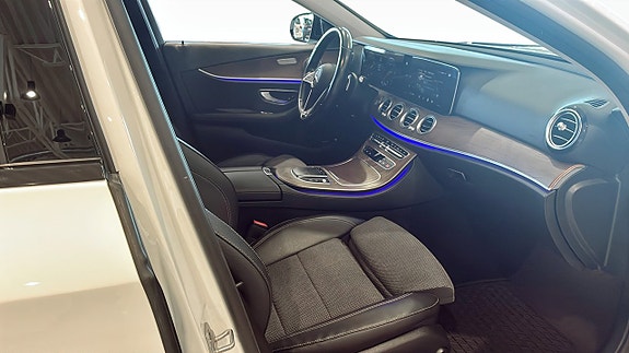 Mercedes-Benz E300 de 3 of 12