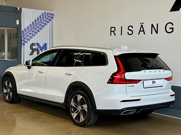 Volvo V60 Cross Country 5 of 22