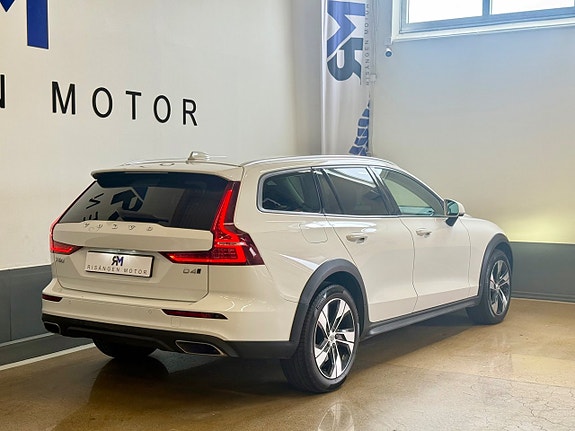 Volvo V60 Cross Country 3 of 22