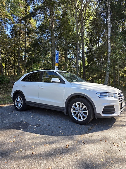 Audi Q3 2 of 13